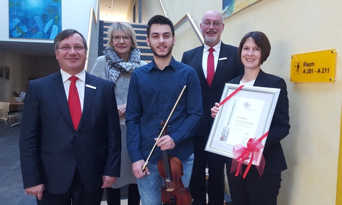 In der Kreismusikschule Gifhorn überreichte der Stiftungsvorstand der Kultur- und Sozialstiftung der Sparkasse Gifhorn-Wolfsburg, Jürgen Kröger (l.), Christian Eichler (2.v.r.) und Silke Comberg (r.), im Beisein von Irene Siemann (2.v.l.) David Baban ein Musikstipendium. Foto: Kultur- und Sozialstiftung der Sparkasse Gifhorn-Wolfsburg