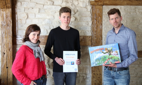 Lehrerin Sabine Fuß, Schulsieger Benjamin Ackermann und Schulleiter Oliver Behn bei der Preisverleihung (v. li.). Foto: GiS
