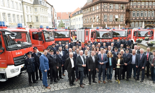 Die feierliche Übergabe der neuen Fahrzeuge in Hildesheim. Foto: Niedersächsisches Ministerium für Inneres und Sport