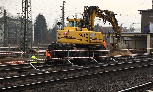 Die Deutsche Bahn befindet sich mitten in den Räumarbeiten nach dem Wasserrohrbruch. Foto: Eva Sorembik