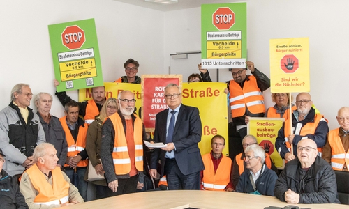 Die Bürgerinitiative übergibt Bürgermeister Ralf Werner die Unterschriftenliste. Fotos: Rudolf Karliczek