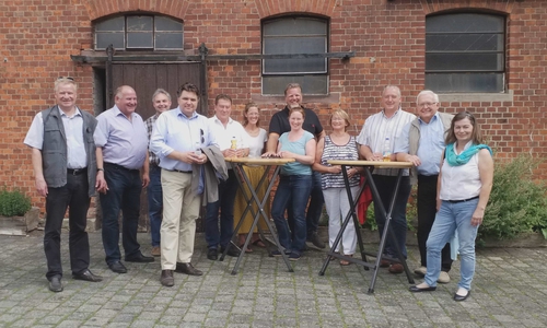 Von links: Dietmar Fricke, Norbert Löhr, Henning Plumeyer, Uwe Schäfer, Uwe Lagosky, Wiebke Kopetz, Hauke Varnhorn, Nadine Varnhorn, Elke Großer, Frank Oesterhelweg, Klaus Hantelmann und Heike Kanter auf dem „Hof Varnhorn“. Foto: CDU-Kreistagsfraktion