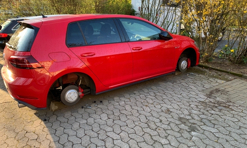 Am Wochenende wurde nicht nur dieser Golf seinen Reifen entledigt. Fotos: Polizei