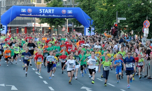 Mehr als 12.900 Läuferinnen und Läufer stehen in den Startlisten des 29. Volksbank BraWo-Nachtlaufs am 19. Juni. Foto: MTV