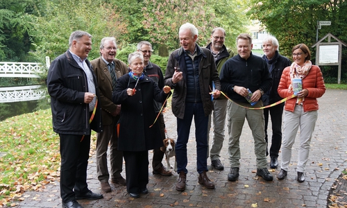Initiatoren, Förderer und ehrenamtlich Engagierte weihten jüngst  den Elm-Zielwanderweg “Destedt - Tetzelstein“ ein. Foto: Niedersächsische Landesforsten, Karte: OpenStreetMap