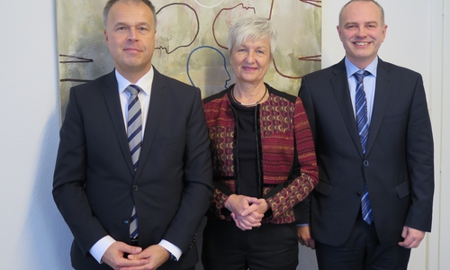 Neue Dezernenten und Landrätin (v.l.): Heiko Beddig wird künftig das Dezernat I Zentrale Dienste leiten, Landrätin Christiana Steinbrügge bleibt Dezernentin und wird das neugeschaffene Dezernat V Bildung und Kultur führen. Neu im Landkreis Wolfenbüttel ist Bernd Retzki, der künftig für das neue Dezernat IV Schule, Jugend und Soziales verantwortlich ist. Foto: Landkreis Wolfenbüttel