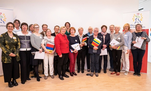 Unter den von der Sozialministerin Cornelia Rundt geehrten Ehrenamtlichen befindet sich auch die Gifhornerin Tahnee Winters (vordere Reihe, dritte von links).
Foto: Diakonisches Werk Gifhorn
