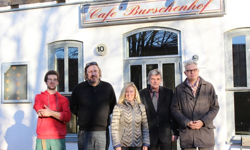 Von links: Jan-Philipp Dorn (Bewohner), Jens Wollenhaupt , Petra Eickmann-Riedel, Reinhard Deitmar und Marcus Eckhoff vor dem zukünftigen Dorfgemeinschaftshaus. Foto: Max Förster
