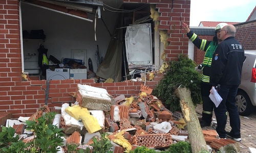 Feuerwehr und THW sind vor Ort im Einsatz und müssen das Haus sichern. Foto: aktuell24(bm)