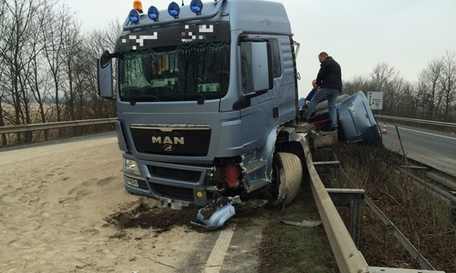 Schwerer LKW-Unfall auf der A 395. Fotos/Video: aktuell24 (BM)