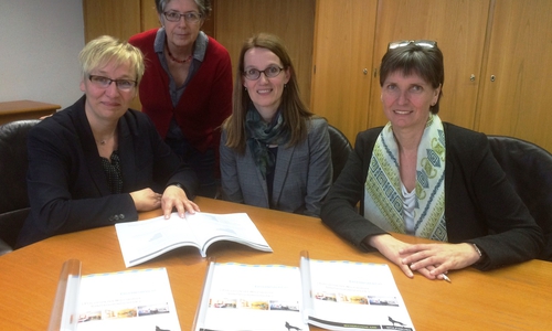 Stadträtin Iris Bothe, Elvira Wallner (Fachberatung, Geschäftsbereich Schule), Karen Dohle (Leiterin Geschäftsbereich Schule) und Dr. Iris Kamski (TU Dortmund) stellen die Ergebnisse der Untersuchung vor (von links). Foto: Stadt Wolfsburg