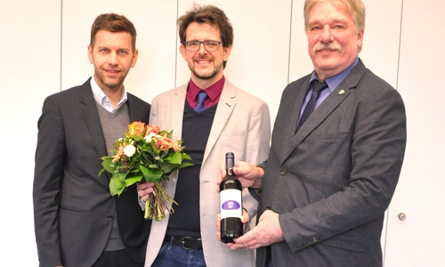 v.l.: Kulturdezernent Dennis Weilmann, Dirk Schlesier (Geschäftsführender Direktor Planetarium Wolfsburg), Ralf Mühlisch (Vorsitzender im Aufsichtsrat Planetarium Wolfsburg) Foto: Stadt Wolfsburg