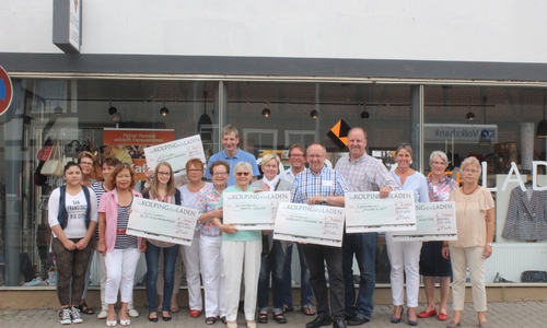 Ein warmer Geldregen wartete am Dienstagmittag auf verschiedene Institutionen der Region. Der Kolping Laden Schladen bedachte sieben Einrichtungen mit einer Spende. Insgesamt spendete der Verein 6.500 Euro. Fotos: Anke Donner 