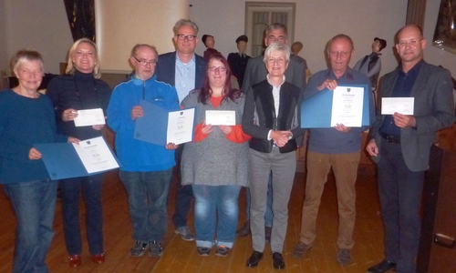 Bei der Preisverleihung im Dorfgemeinschaftshaus Winnigstedt: Christiane Wagner-Judith, Dunja Kreiser, Günter Schlender, Ines Bachmann, Landrätin Christiana Steinbrügge, Siegfried Richter, Michael Waßmann. Hintere Reihe: Marcus Eckhoff,  und Horst Wassmann. Foto: Landkreis Wolfenbüttel