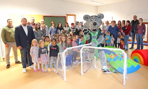 Die Kinder freuten sich über die mitgebrachten Geschenke - und natürlich über VfL-Maskottchen Wölfi! Foto: Volkswagen AG