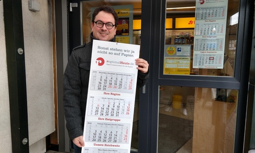 regionalHeute.de Verlags- und Redaktionsleiter Werner Heise mit dem regionalHeute.de Viermonatskalender vor der Postfiliale in Fümmelse. Foto: Julia Romanowski