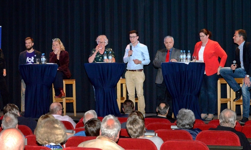 Auf dem Podium: Sabine Kempfer (Moderatorin), Andreas Maus (Volt), Viola von Cramon (Grüne), Sabine Lösing (Linke), Max Weitemeyer (FDP), Franco Garippo (SPD), Lena Düpont (CDU), Jörg Kleine (Moderator) (v. li.). Fotos: Pulse of Europe Goslar