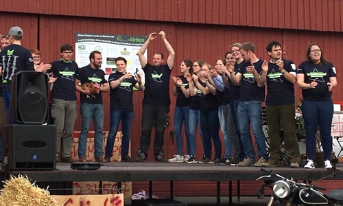 Mitglieder der Landjugend auf der neuen Bühne. Foto: Landjugend Nordharz
