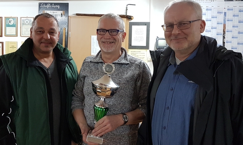 In Dorstadt wurde der Neujahrspokal ausgeschossen. Thomas Schrader, Schatzmeister Holger Loest und Schießaufsicht Andreas Scheffler. Foto Privat
