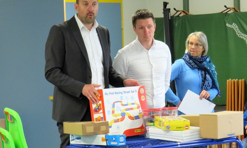 Carsten Gottwald, Jan Hentschel und Sabine Behne übergeben die Geschenke. Foto: Gemeinde Lehre