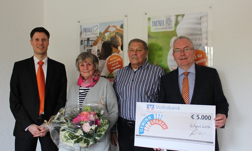 Von links: Björn Roschanski, Gisela und Heinz Uhilig sowie Hans-Dieter Reichelt bei der Scheckübergabe in der Geschäftsstelle Schladen. Foto: Nick Wenkel