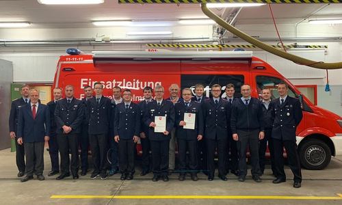 Die Geehrten und Beförderten der Feuerwehr Helmstedt. Foto: Weiss