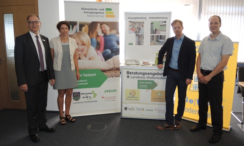 „Erst informieren dann investieren“! Neues kostenfreies Angebot vom 1. September bis 30. November 2016. artmut Bender (Bankabteilungsdirektor - Leitung Filiale Wolfenbüttel der Braunschweigischen Landessparkasse),
Antje Klimek (Kommunalreferentin, avacon), Timo Abert (Kommunalmanagement, avacon), Armin Herglotz (Klimaschutzmanager des Landkreises Wolfenbüttel). Foto: Landkreis 