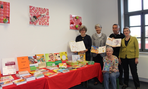 Siegrid Schaper von der Stadtbücherei und Gabriele Drewes, Willy Kniese, Helga Engels und Ille Schneider vom Freundeskreis der Stadtbücherei Wolfenbüttel mit dem neuen Lehrmaterial. Foto: Jan Borner