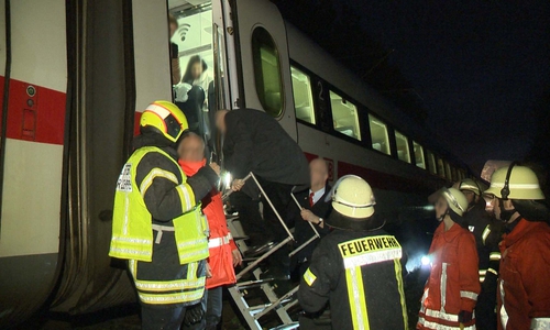 Die Feuerwehr entschied sich kurzerhand die Fahrgäste alle zu evakuieren. Fotos/Video: aktuell24(BM)