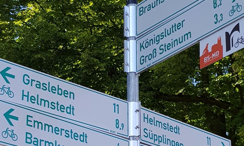 Die Beschilderung der Radwege im Landkreis ist abgeschlossen. Links ist der kürzere Weg nach Helmstedt ausgeschildert und rechts ist die Strecke über die Städtepartnerschaftsroute Braunschweig-Magdeburg benannt. Foto: Landkreis Helmstedt