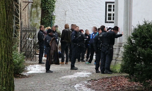 Die Polizei durchsucht Verdächtige. Foto: Nino Milizia