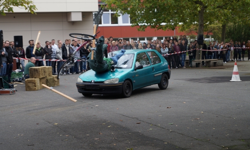 Crashtest zwischen Radfahrer und Pkw. Fotos: Verkehrswacht Wolfsburg