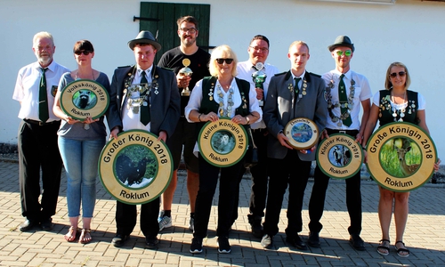 Horst Hake, Volkskönigin Nadine Schrader, Großer König Maurice Wille, Dartkönig Kai Eggers, Kleine Königin Michaela Bartels, Bürgerpokal-Gewinner Sascha Flemming, Ehrenscheiben-Gewinner Marvin Kind, Kleiner König Christoph Hake, Schützenkönigin Linda Fasel. Foto: Bernd-Uwe Meyer