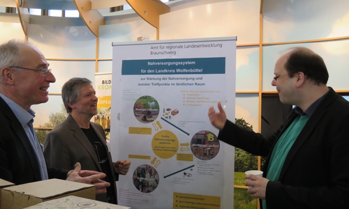 Landwirtschaftsminister Christian Meyer zeigte bei einem Apfelsaft von Wolfenbütteler Straßenbäumen großes Interesse an den Projekten des Landkreises zur Stärkung der Nahversorgung und sozialer Treffpunkte in den Dörfern. Foto: Privat
