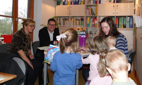 Jeden Freitag leihen sich die Kindergartenkinder in Ribbesbüttel neue Bücher aus. Kita-Leiterin Anja Wohlfeil (l.) und Heiko Hoffmann, Vorstand der Bürgerstiftung Sparkasse Gifhorn- Wolfsburg, begleiteten Anja Kettner (r.) dabei. Foto: Sparkasse Gifhorn-Wolfsburg