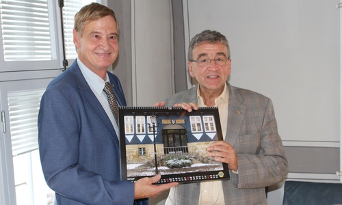 Dr. Martin Kücke (li.) überreicht Bürgermeister Thomas Pink das erste Exemplar des Lions-Club Kalenders. Fotos: Alexander Dontscheff