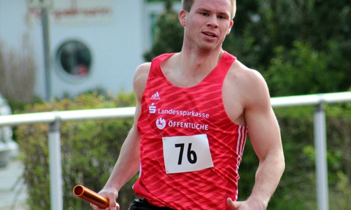 Startläufer Frederic Meyer mit dem Stab in Hildesheim. Foto: Bernd-Uwe Meyer