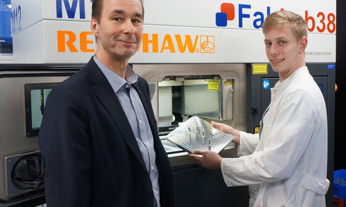 Prof. Dr. Christoph Haas und Student Fabian Sprenger begutachten Bauteile aus dem industriellen 3D Drucker. Foto: Ostfalia