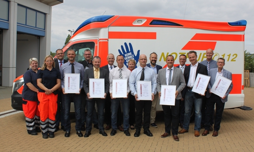 Große Freude bei den Beschäftigten des Rettungsdienstes der KreisWirtschaftsBetriebe (KWB) Goslar. Nach Jahren der intensiven Arbeit an einem nachhaltigen Qualitätsmanagementsystems wurden gestern die Zertifikate verliehen. Fotos: Landkreis Goslar