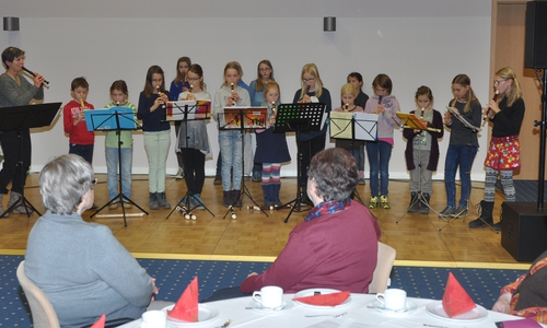 Die Flötenkinder der St.-Thomas-Gemeinde versetzten mit ihren Stücken das Publikum in Weihnachtslaune.  Foto: Woestmann/ Regio-Press