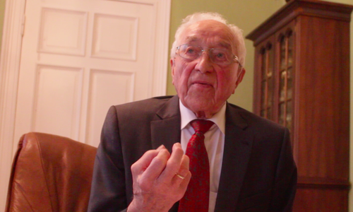 Josef Schmidt, Gründer des Reisebüro Schmidt, spricht im Interview über seine vierjährige Kriegsgefangenschaft. Foto/Video: Anke Donner