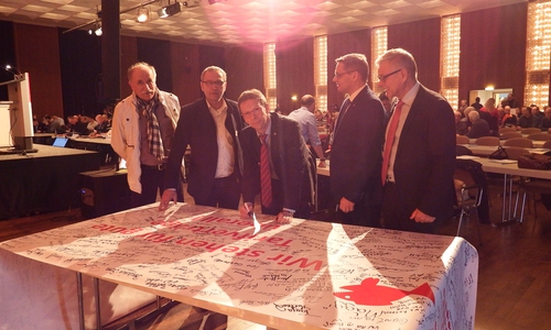 Semcon-Betriebsratschef Andrezej Byrski, Erster Bevollmächtigter Hartwig Erb, Oberbürgermeister Klaus Mohrs, IG Metall-Bezirksleiter Thorsten Gröger und Zweiter Bevollmächtigter Lothar Ewald. Foto: IG Metall
