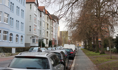 In der Amalienstraße werden nun zwei Querungshilfen durch Poller vor Falschparkern geschützt. Foto: Archiv/Robert Braumann