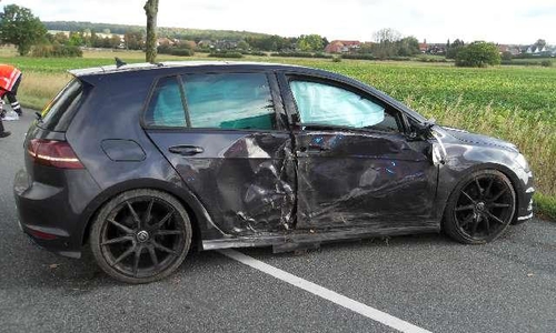 Der Golf musste abgeschleppt werden. Fotos: Polizei