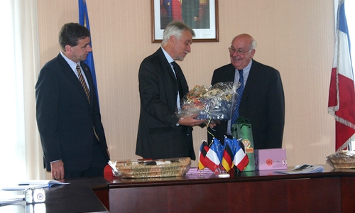 Wolfenbüttels Bürgermeister Thomas Pink und Salzdahlums Ortsbürgermeister Ralf Achilles waren Gäste anlässlich einer landwirtschaftlichen Messe im September 2008 in Briouze. Beide überbrachten dem Bürgermeister aus Briouze, Jean Pierre Salles die Grüße aus Wolfenbüttel . Foto: Partnerschaftskomitee Salzdahlum-Briouze