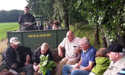 Konrad Segger (stehend) informiert über Feldfrüchte. Foto: privat