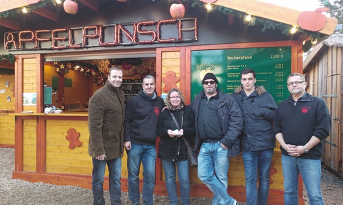 Standbetreiber Uwe Gereke (2. v. li.) und Jörg Hallwaß (re.), die den Apfelpunschstand zusammen mit Ihren Frauen Heidi und Gabi betreiben, im Kreise der Fördervereinsmitglieder. Foto: privat
