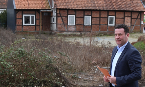 Bürgermeister Matthias Nerlich vor dem Grundstück Braunschweiger Straße 25. Foto: Michael Uhmeyer/Stadt Gifhorn 
