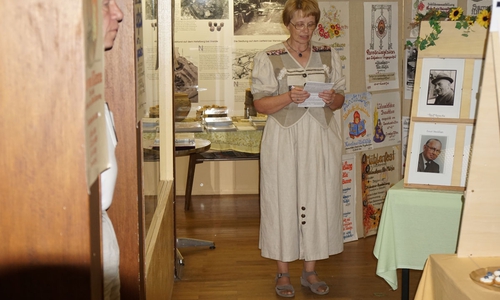 Bei der Eröffnung gab Dorothee Schacht zuerst einen Überblick über die 50 Jahre des Heimathauses. Fotos: Heimathaus