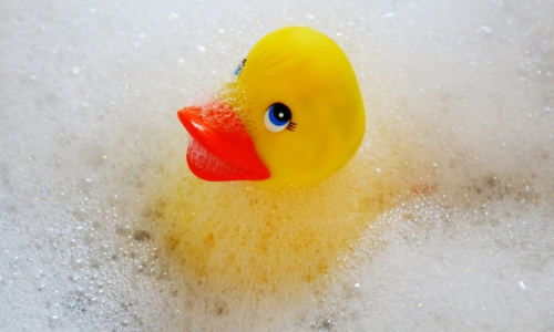 Partyschaum gehört nicht wie Badeschaum in den Bereich der Kosmetika und wird daher auch nicht immer dermatologisch getestet. Symbolfoto: pixabay